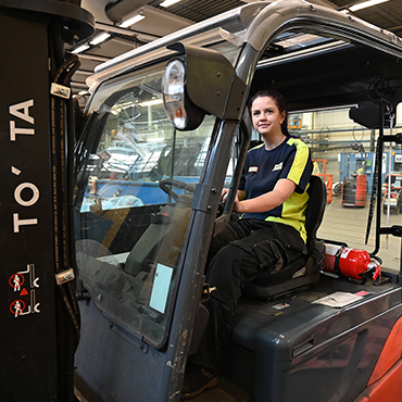 EV-forklift-women-370